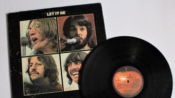 Beatles: Επανακυκλοφορεί το θρυλικό άλμπουμ του  «Let It Be» με επιπλέον ανέκδοτες ηχογραφήσεις