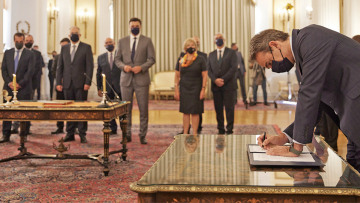 Πώς «στράβωσε» ο ανασχηματισμός 