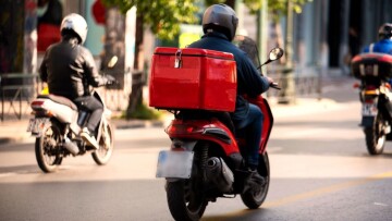 Λάρισα: Έκλεψαν τη μηχανή ντελιβερά και την άφησαν... χωρίς τα φαγητά!