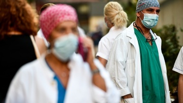 Έκκληση του καθηγητή Παναγιωτόπουλου: Να αναθεωρηθούν οι αναστολές των 6.000 υγειονομικών