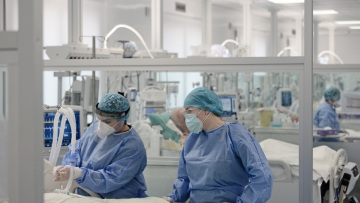 Αμείλικτοι οι αριθμοί της επιδημίας: Αγγίζουν τους 1.900 οι θάνατοι από τις αρχές του μήνα