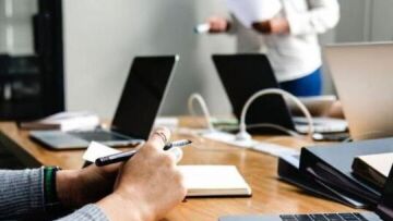 Εργασιακό: Τι προβλέπει η εγκύκλιος για 8ωρο, υπερωρίες, απολύσεις και εργασία την Κυριακή