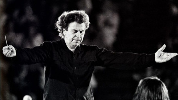 Μίκης Θεοδωράκης: Βαθιά υπόκλιση στον παγκόσμιο Έλληνα – Από την Τρίτη σε λαϊκό προσκύνημα