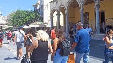 Κρήτη: Η μουσική του Μίκη Θεοδωράκη «πλημμύρισε» το κέντρο του Ηρακλείου - Δείτε βίντεο