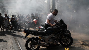 Mad Clip: Οι θαυμαστές του τον αποχαιρετούν με «γκαζιές» έξω από την εκκλησία