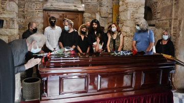 Μίκης Θεοδωράκης: Με λουλούδια  και χειροκροτήματα υποδέχθηκε το πλήθος τη σορό του 