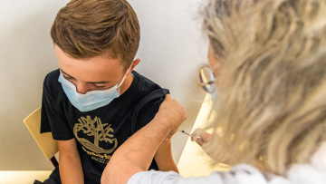 «Γιατί πρέπει να εμβολιαστούμε ΌΛΟΙ;»: Τσιόδρας, Τσακρής, Θεοδωρίδου και άλλοι ειδικοί απαντούν 