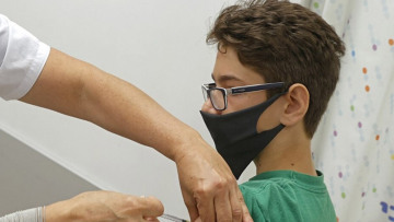 Εμβολιασμοί ανηλίκων και από τους παιδιάτρους - Έδωσε το πράσινο φως ο Μητσοτάκης