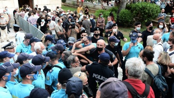 Μίκης Θεοδωράκης: Κοσμοσυρροή και εκνευρισμός στη Μητρόπολη – Ολοκληρώθηκε το λαϊκό προσκύνημα