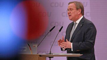 Γερμανικές εκλογές: Η Μέρκελ στηρίζει τον Λάσετ παρότι «κατρακυλά» στις δημοσκοπήσεις