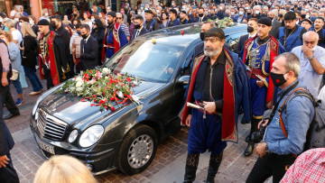 Μίκης Θεοδωράκης: Συγκίνηση, 96 βρακοφόροι και πλήθος κόσμου τον αποχαιρετούν στα Χανιά 