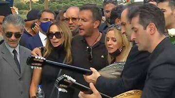 Μίκης Θεοδωράκης: Μπάσης, Ασλανίδου, Ζήνα τραγουδούν αγκαλιασμένοι στο «ύστατο χαίρε» στον σπουδαίο μουσικοσυνθέτη