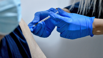 Αναζητώντας 200 πλαστά πιστοποιητικά εμβολιασμού – Στο στόχαστρο των Αρχών και οι βεβαιώσεις νόσησης