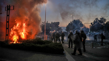 Θεσσαλονίκη: Επεισόδια στην πορεία των αντιεμβολιαστών - Έπεσαν μολότοφ και χημικά 