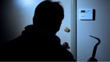 Τρίκαλα: Τρόμος για ανήλικο που είδε διαρρήκτη να του χτυπά την πόρτα