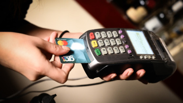 Ηλεκτρονικές αποδείξεις: Οι 18 e-αποδείξεις που θα κόβουν φόρους και η νέα φορολοταρία για περισσότερους