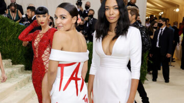 Met Gala: Κάρα Ντελεβίν και Αλεξάντρια Οκάσιο-Κορτές στέλνουν το δικό τους κοινωνικό μήνυμα με τις στυλιστικές τους επιλογές