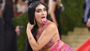 Met Gala - Λούρδη Λεόν: Η πολυσυζητημένη εμφάνιση της κόρης της Μαντόνα με ροζ φόρεμα, τρουκς και... τριχωτές μασχάλες