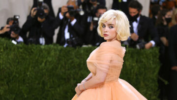 Μπίλι Άιλις: Ο οίκος μόδας Oscar de la Renta καταργεί για χάρη της τη φυσική γούνα ζώων από τα σχέδιά του