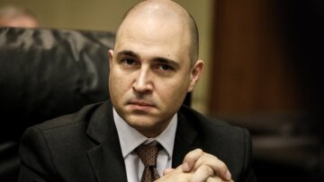 ΣΥΡΙΖΑ για Μπογδάνο: Να πει πώς βρήκε τη λίστα με τα προσωπικά δεδομένα νηπίων