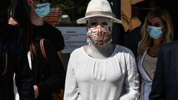 Επίθεση με βιτριόλι: Το Twitter «δίκασε» την Έφη και αποθέωσε τη γενναιότητα της Ιωάννας