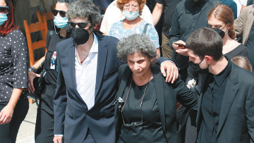 Στην «σκιά» του Μίκη: Η Μαργαρίτα, ο Γιώργος, οι αντιπαραθέσεις και η τελευταία επιθυμία του πατέρα τους