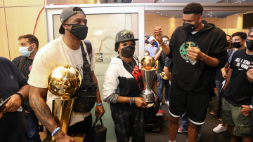 Γιάννης Αντετοκούνμπο: Έλληνες πολίτες ορκίζονται η μητέρα του Βερόνικα και ο μικρός του αδερφός Άλεξ