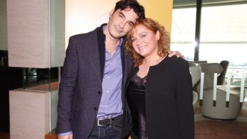 Παπακαλιάτης τρολάρει Καβογιάννη: «Της υποσχέθηκα διεθνή καριέρα, απαιτεί αγγλόφωνο ρόλο!»