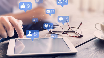 Έρευνα: Eθισμένοι με τα social media οι Έλληνες - Ενεργοί χρήστες τέσσερις στους πέντε