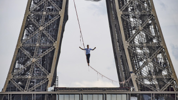 Γάλλος σχοινοβάτης κόβει την ανάσα: Βόλτα στον... αέρα από τον Πύργο του Άιφελ μέχρι το Παλαί ντε Σαγιό - Δείτε βίντεο