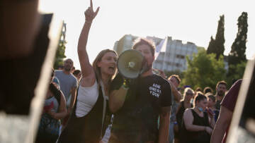 Σχολεία: «Επιχείρηση» προστασίας απέναντι στους αρνητές - Πληθαίνουν τα περιστατικά επιθέσεων