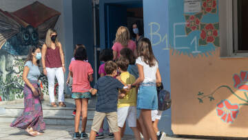 Ποινικός κώδικας: Τέλος το αυτόφωρο για εκπαιδευτικούς και γιατρούς που μηνύονται από αρνητές