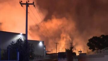 Ασπρόπυργος: Μαίνεται η φωτιά στο εργοστάσιο ξυλείας - Ποιοι δρόμοι είναι κλειστοί