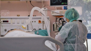 Κορωνοϊός: Στα πρόθυρα «εμφυλίου» τα δημόσια νοσοκομεία της Αττικής για τη νοσηλεία ασθενών με Covid-19