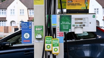 Χάος στη Βρετανία: Τρυπούν αυτοκίνητα για να κλέψουν τα καύσιμα από τα ρεζερβουάρ