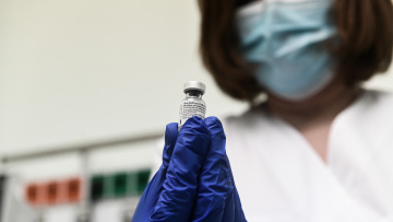 Τζανάκης: Τα μονοκλωνικά αντισώματα δεν είναι πανάκεια – Τα εμβόλια είναι το απόλυτο όπλο