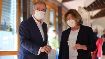 Γερμανικές εκλογές 2021: Ο Λάσετ έριξε φανερά το ψηφοδέλτιό του και προκάλεσε σάλο - Δείτε βίντεο και φωτογραφία