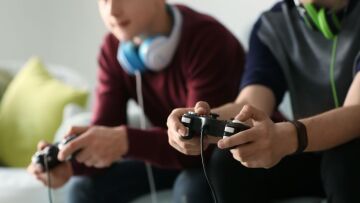 Οι έφηβοι που είναι εθισμένοι στο gaming πίνουν παράλληλα energy drinks και μπορεί να κάνουν χρήση κάνναβης