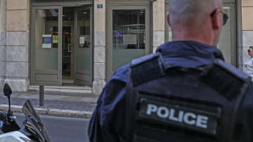 Ληστεία στη Μητροπόλεως: Έτοιμος για... μάχη ήταν ο δράστης - Ψάχνουν τον συνεργό του και τα χτυπήματα που ετοίμαζε