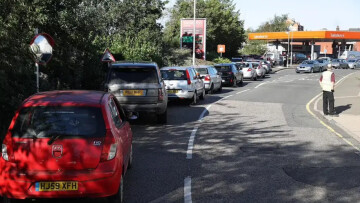 Χάος με τα καύσιμα στη Βρετανία: «Όχι ακόμα», λέει ο υπουργός Περιβάλλοντος σε εμπλοκή του στρατού