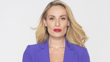 Ελεονώρα Μελέτη: Βουλευτής την υποδέχτηκε μόνο με το... μπουρνούζι του!