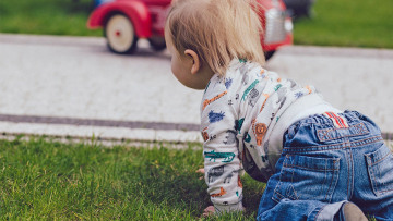 Οικογενειακό δράμα αποκαλύφθηκε μετά τον εντοπισμό μωρού που μπουσουλούσε σε δρόμο της Ελασσόνας