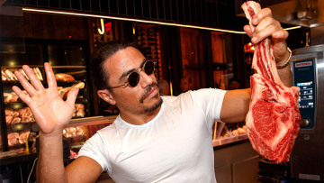 Salt Bae: Οι «χρυσοί» καφέδες των 432 ευρώ στη Μύκονο