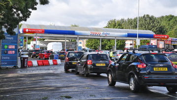 Κρίση καυσίμων στη Βρετανία: Σταθεροποιείται η κατάσταση, λέει ο Μπόρις Τζόνσον