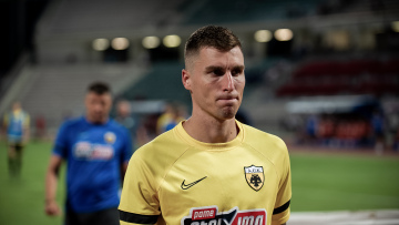 ΑΕΚ: Ο Βράνιες αποδέχθηκε την υπόδειξη της UEFA και θα καλύπτει στους αγώνες το τατουάζ με τον Τζούγιτς