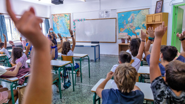 Υπουργείο Παιδείας: Δεν προσμετρώνται οι απουσίες έως πέντε ημέρες λόγω κορωνοϊού