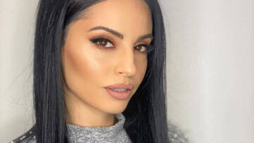 Δήμητρα Αλεξανδράκη: Σε τηλεοπτικό πλατό με το προσκλητήριο του γάμου της ανά χείρας 