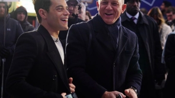 Ντάνιελ Κρεγκ: «Φιλάω όλους τους άντρες συμπρωταγωνιστές μου, βοηθάει να σπάσει ο πάγος» - Το επικό φιλί με τον Ράμι Μάλεκ