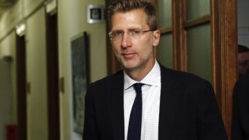 Σκέρτσος για παρακολουθήσεις: Oι αστήρικτες λίστες δημιουργούν κλίμα βούρκου