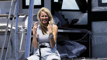 Η πρώην Μις Βρετανία έγινε πλουσιότερη και από την Ελισάβετ με το διαζύγιό της